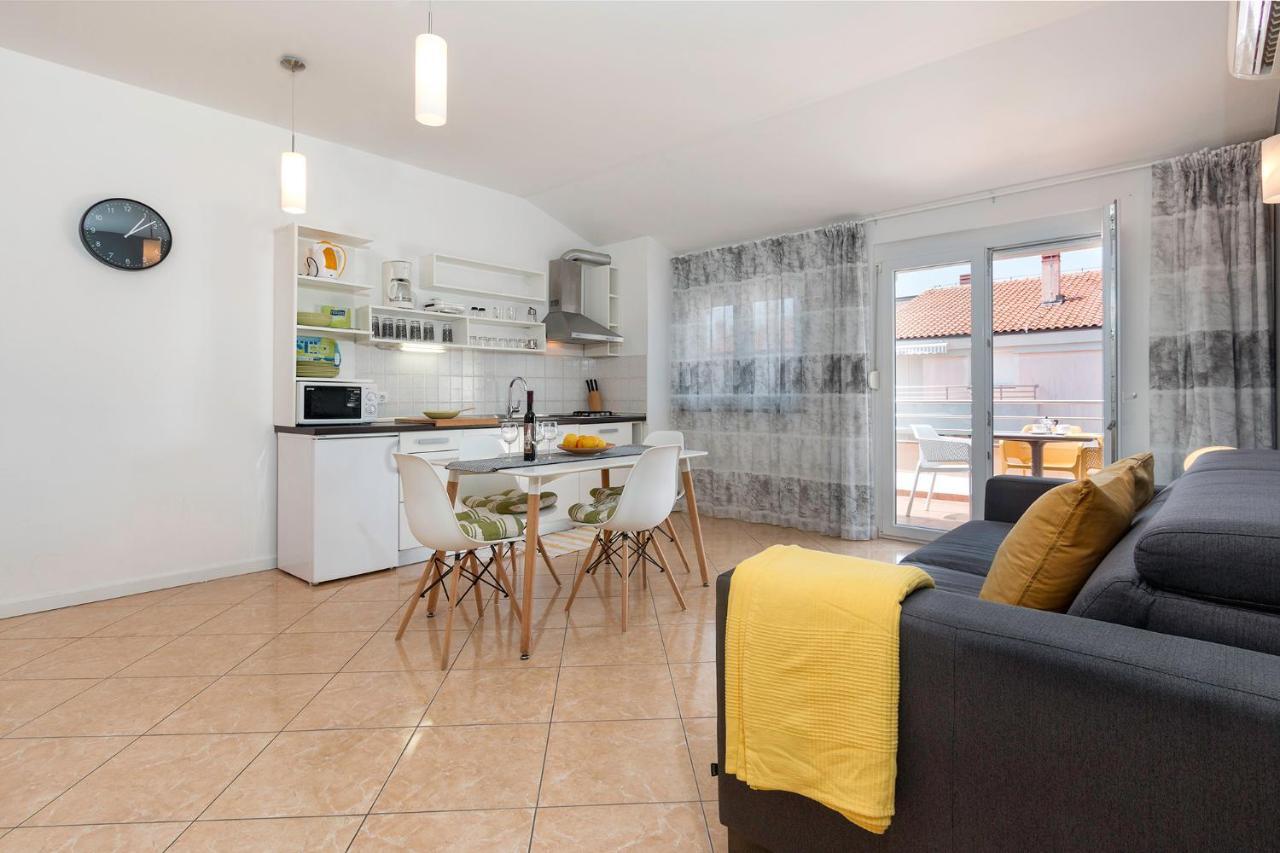 Seafront Apartment Gaby ميدولين المظهر الخارجي الصورة